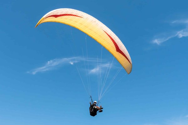 Prêts pour une aventure époustouflante : pourquoi ne pas essayer le parapente ?